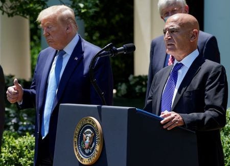 　１月１２日、新型コロナウイルスワクチンや治療薬の開発・製造を支援するトランプ米政権のプロジェクト「オペレーション・ワープ・スピード（ＯＷＳ）」の首席顧問、モンセフ・スラウイ氏（写真右）が辞任した。写真はワシントンで昨年５月撮影（２０２１年　ロイター／Kevin Lamarque）