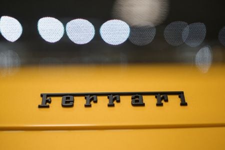 イタリアの高級車メーカー、フェラーリは、新生産拠点によってきめ細かい対応力を高め、新型車の開発と市場展開に必要な時間を短縮する方針を明らかにした。（２０２４年　ロイター／Daniele Mascolo）
