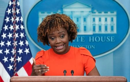 米ホワイトハウスのジャンピエール報道官は、米国はインドなどがロシアの合同軍事演習への参加を計画していることを懸念していると述べた。８月２９日、ホワイトハウスで撮影（２０２２年　ロイター/Kevin Lamarque）