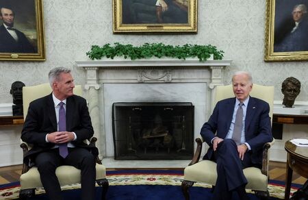 　５月２５日、米連邦債務上限を巡るバイデン大統領（写真右）と共和党のマッカーシー下院議長（左）の協議が進展し、上限引き上げと並行して歳出を削減することで合意に近づいた模様。ただ、デフォルト（債務不履行）リスクが高まる中、交渉に残された時間はわずかしかない。２２日、ホワイトハウスで撮影（２０２３年　ロイター/Leah Millis）