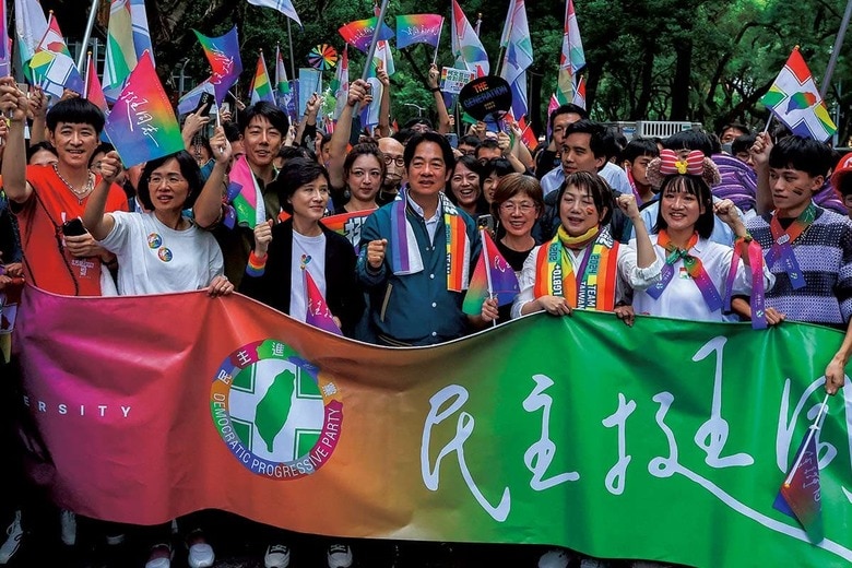 （写真中央が頼清徳）　ANN WANGｰREUTERS