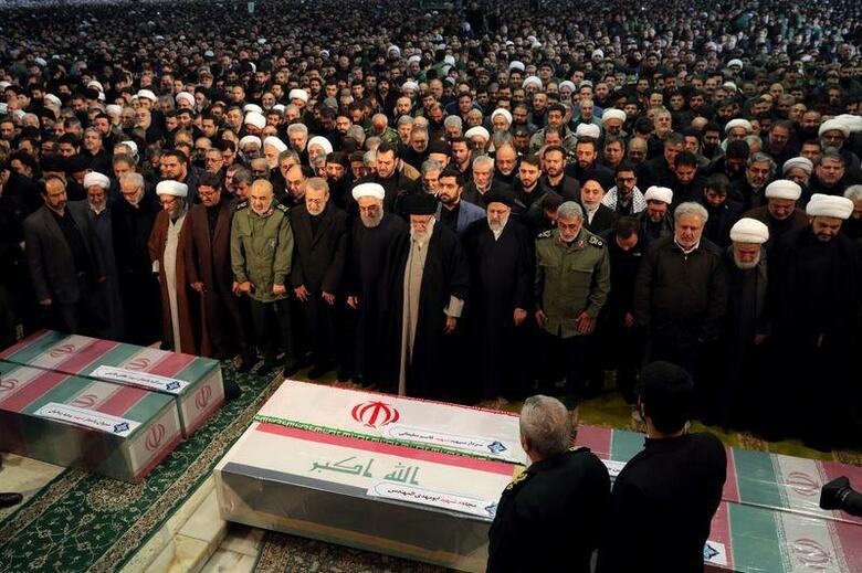 イランの首都テヘランでは6日、3日の米国の空爆により死亡した革命防衛隊の精鋭「コッズ部隊」のソレイマニ司令官の葬儀が、最高指導者ハメネイ師の主宰で執り行われた。写真は葬儀を執り行うハメネイ師ら。同師サイトより（2020年　ロイター）