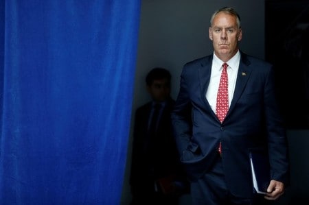 　１０月２日、米内務省の監察官は、ジンキ内務長官（写真）の航空機の利用について調査を開始したと発表した。写真はワシントンで６月撮影（２０１７年　ロイター／Jonathan Ernst）