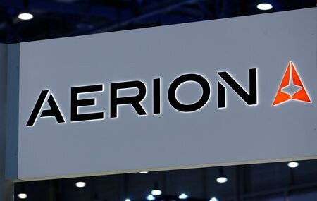 　３月３日、米ボーイングが支援する超音速ジェット機製造のアエリオンは、著名投資家のウォーレン・バフェット氏が率いる米投資会社、バークシャー・ハザウェイ傘下のネットジェッツが、「ＡＳ２」型ビジネスジェット２０機の購入権を取得したと発表した。写真はアエリオンのロゴ。ジュネーブで２０１７年５月撮影（２０２１年　ロイター／Denis Balibouse）