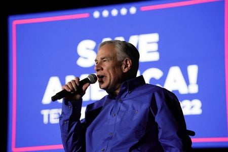 　３月１日、米メディアによると、３選を目指すテキサス州のアボット知事（写真）が、共和党の候補に選ばれた。１１月８日の知事選で民主党のオルーク候補と対決する。写真はテキサス州 で１月撮影（２０２２年　ロイター／Go Nakamura）