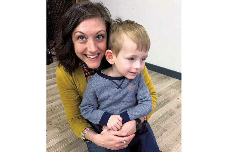 ルッジェーロは教室で積極的に自閉症の息子（右）の話をする　BETH RUGGIERO BELL