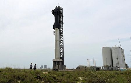 米連邦航空局（ＦＡＡ）は１４日、米実業家イーロン・マスク氏率いる宇宙企業スペースＸの宇宙船「スターシップ」の打ち上げを認可した。写真は、米テキサス州ブラウンズビルの発射台に設置されたスターシップ。２０２３年４月１６日に撮影。（２０２３年　ロイター／Steve Nesius）