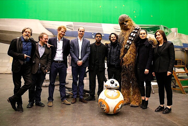 「最後のジェダイ」撮影スタジオを英王室のウイリアム王子とヘンリー王子が見学したときもCGではなく実物大の戦闘機のセットが組まれていた。　Adrian Dennis/REUTERS