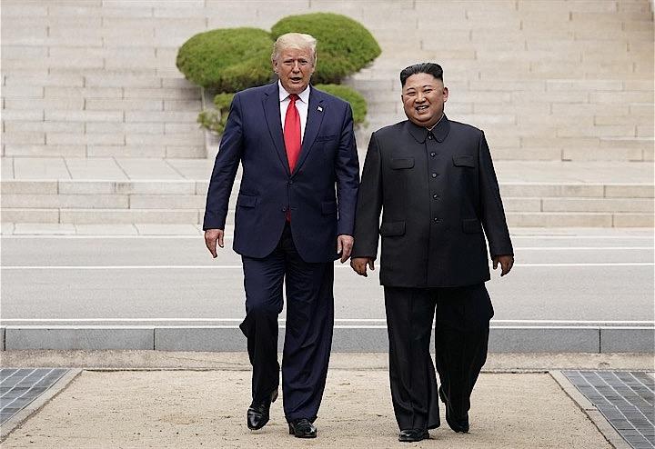 2020年の米大統領選への出馬を表明している民主党候補者らは30日、トランプ米大統領の呼び掛けで実現した北朝鮮の金正恩朝鮮労働党委員長との会談について、内容に欠ける上、残酷な独裁者を持ち上げたと批判した。写真は板門店で同日撮影（2019年　ロイター/Kevin Lamarque）