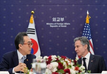 　韓国の趙兌烈外相と米国のブリンケン国務長官はロシアと北朝鮮の新たな条約について、地域の平和と安定に対する重大な脅威だと非難した。写真は話し合う両外相。３月にソウルで代表撮影(２０２４年　ロイター)