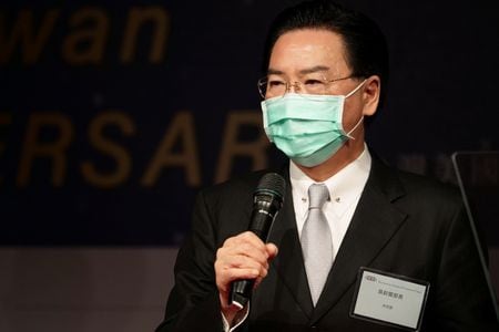 　８月９日、台湾のジョセフ・ウー外交部長（外相、写真）は、中国がペロシ米下院議長の訪問に抗議して開始した軍事演習について、台湾侵攻を準備する作戦の一環だと非難した。写真は台湾の台北で昨年１２月撮影（２０２２年　ロイター／Fabian Hamacher ）