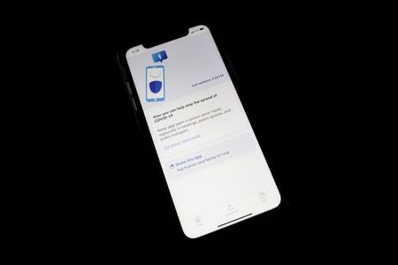 近距離無線通信技術のブルートゥースを使って新型コロナウイルス感染者との接触を追跡するアプリの活用が世界中で検討されているが、いち早く導入したシンガポールなどの事例からは、課題が浮かび上がっている。写真はシンガポールの追跡アプリ「Trace Together」。３月２５日撮影（２０２０年　ロイター/Edgar Su）