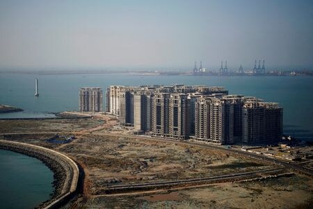 国際通貨基金（ＩＭＦ）は１３日、中国の弱い景気回復と不動産危機長期化のリスクがアジア経済の見通しをさらに悪化させる恐れがあるとの見方をブログで示した。中国海南省の海花島で昨年１月撮影。（2023年　ロイター/Aly Song/File Photo）