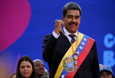 南米ベネズエラで１０日、昨年７月の大統領選で勝利を宣言したマドゥロ大統領が３期目の就任を宣誓した。（２０２５年　ロイター/Maxwell Briceno）