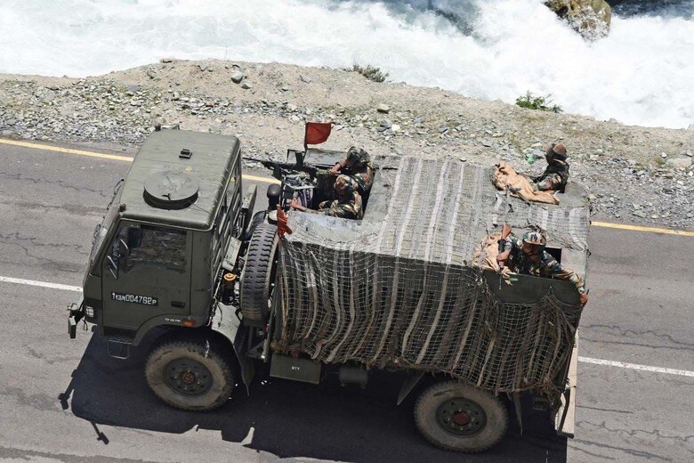 中印国境で軍事衝突が発生した当時のインド陸軍のトラック（2020年6月、ラダック近郊）　Defense Minister/Handout / Latin America News Agency via Reuters