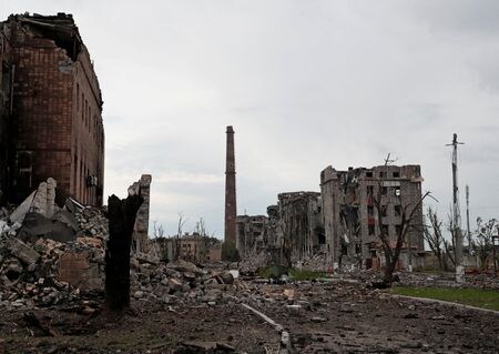 　５月２８日、フランスのマクロン大統領とドイツのショルツ首相は、ロシアのプーチン大統領に対し、同国軍が拘束したウクライナ南東部マリウポリのアゾフスターリ製鉄所のウクライナ兵２５００人の解放を求めた。マリウポリで２２日撮影（２０２２年　ロイター/Alexander Ermochenko）