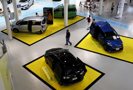 　７月１日、自動車販売の業界団体が発表した６月の国内新車販売台数は、前年同月比１０．３％減の３２万７８９６台と１２カ月連続で減少した。写真は都内にある自動車のショールームで２０１５年８月撮影（２０２２年　ロイター／Yuya Shino ）