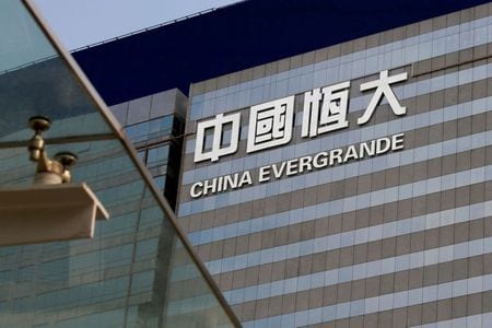 　中国の不動産開発大手で巨額債務を抱える中国恒大集団で、新たに支払い遅延が判明した。市場では同社の財務悪化がシステミックリスクになると懸念されている。写真は香港にある中国恒大の建物。２０１８年３月撮影(２０２１年　ロイター/Bobby Yip)