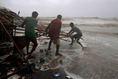 インド当局によると、大型サイクロンが２６日、ベンガル湾から東部地域を直撃し、多くの家屋が浸水、約５万人が家を失った。少なくとも１人が死亡した。写真はオリッサ州で撮影（２０２１年　ロイター／Rupak De Chowdhuri）