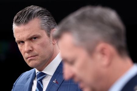 写真はヘグセス米国防長官。８日撮影。REUTERS/Kevin Lamarque