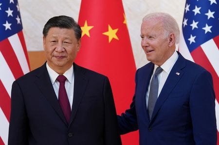 　サリバン米大統領補佐官（国家安全保障担当）は１１月１３日、アジア太平洋経済協力会議（ＡＰＥＣ）首脳会議に合わせて１５日に予定されるバイデン米大統領（写真右）と中国の習近平国家主席（左）の会談では、意思疎通の強化と競争環境について協議すると発表した。２０２２年１１月、バリで撮影（２０２３年　ロイター/Kevin Lamarque）