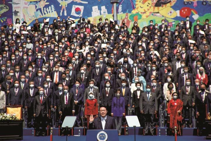国会議事堂前で開かれた大統領就任式で宣誓する尹　JEON HEON-KYUNｰPOOLｰREUTERS