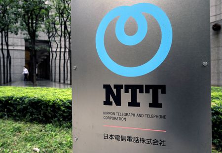 　２月７日、日本電信電話（ＮＴＴ）が発表した２０２４年４ー１２月期の連結営業利益は、前年同期比５．９％減の１兆３９９２億円だった。都内で２０２０年撮影（２０２５年　ロイター／Issei Kato）