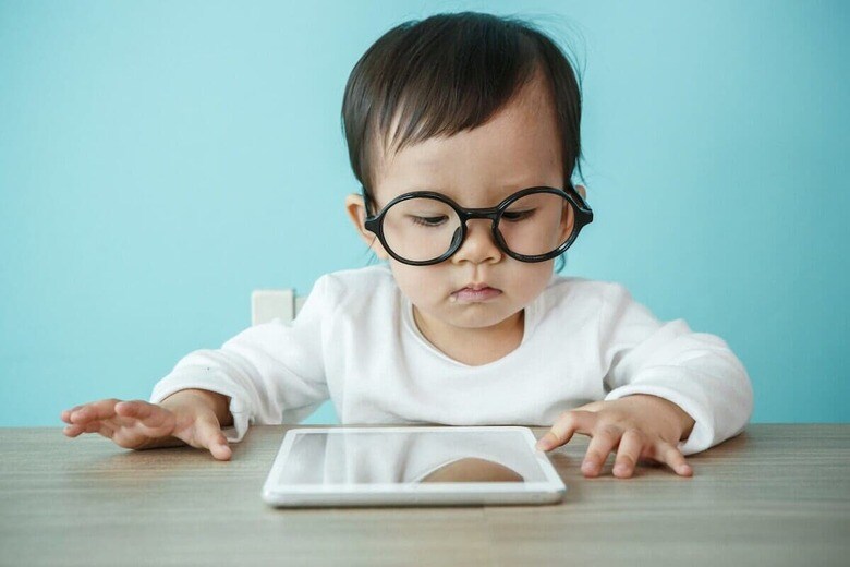 アメリカの2歳未満の子供のスクリーンタイムは1日平均42分だという　DONOT6_STUDIO-Shutterstock