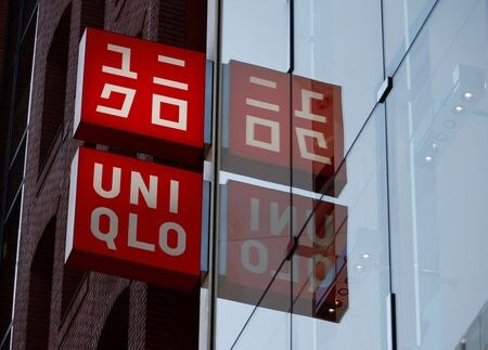 １１月２日、ファーストリテイリングは１０月のユニクロ国内既存店売上高が前年比８．５％減少したと発表した。写真はユニクロのロゴ。１月、都内で撮影（２０２３年　ロイター/Issei Kato）