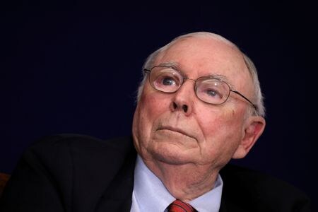 　１１月２８日、著名投資家ウォーレン・バフェット氏が率いる米投資会社バークシャー・ハサウェイで長年副会長を務め、バフェット氏を最も身近で支えてきたチャーリー・マンガー氏（９９）が、カリフォルニア州の病院で死去した。ロサンゼルスで２０１７年撮影（２０２３年　ロイター/Lucy Nicholson）