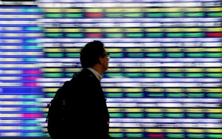 　１０月２５日、寄り付きの東京株式市場で、日経平均株価は前営業日比２円６４銭高の２万２７５３円２４銭となり、小幅続伸した。写真は証券会社の店頭に設置された株価ボード。都内で２０１８年１１月撮影（２０１９年　ロイター/Toru Hanai）