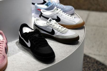 ２日の米株式市場で、スポーツ用品小売大手ナイキなどのアパレル関連銘柄が上昇。写真は４月、米ペンシルベニア州のモールで撮影（２０２５年　ロイター/Rachel Wisniewski）