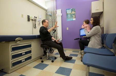 　２月１４日、米政府の医療保険関連機関は報告書で、同国の２０１８年の医療費が前年から５．３％増加するとの見通しを示した。写真はオレゴン州ポートランドの病院で昨年１２月撮影（２０１８年　ロイター／Natalie Behring）