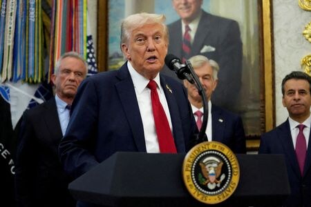 　１０月９日、トランプ米政権は中国の航空会社が米国発着便でロシア上空を飛行するのを禁じる提案を示した。写真はトランプ米大統領。ワシントンのホワイトハウスで９月撮影（２０２５年　ロイター/Ken Cedeno）