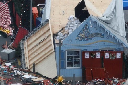 　１２月２０日、ベルリンのトラック突入で、独紙は警察が容疑者を誤認逮捕したと認識していると伝えた。写真は現場で同日撮影（２０１６年　ロイター／Fabrizio Bensch）