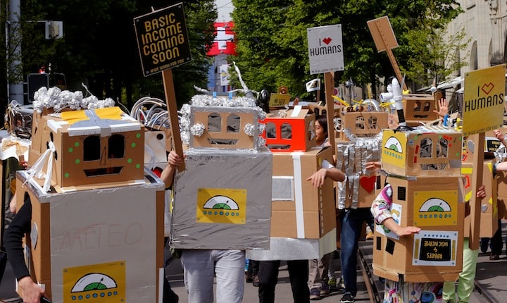 ベーシックインカム制度の導入を求めてスイスでデモが行われた。2016年4月　Arnd Wiegmann-REUTERS