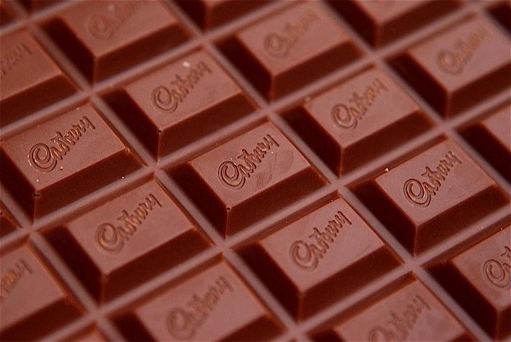 サティッシュ・Pさんは、インド南部バンガロール近郊の小さな村ハロハリでパン屋を営んでいる。写真はキャドベリーのチョコレート。英マンチェスターで2010年1月撮影（2019年　ロイター/Phil Noble）