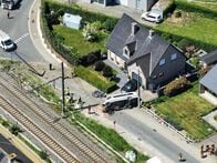 ベルギーで列車がスクールバスに衝突、生徒2人含む4人死亡