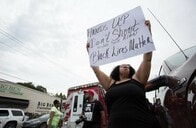 アメリカ南部で白人警官が黒人男性を押さえつけ射殺、司法省が捜査へ