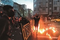 きっかけは1人の女性の死。今回のイラン抗議デモがこれまでと違うのはなぜか