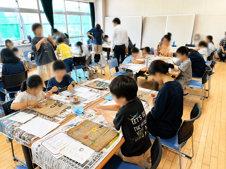 コーヒーを作る時に発生する廃棄物を教材にして「もったいない」を学ぶ体験の機会を提供している