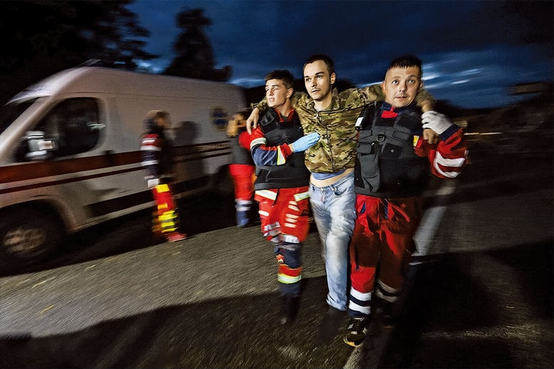 捕虜交換で解放され救急隊員の肩を借りて歩くウクライナ兵（北部チェルニヒウで、昨年9月）　PRESS SERVICE OF THE STATE SECURITY SERVICE OF UKRAINE-REUTERS