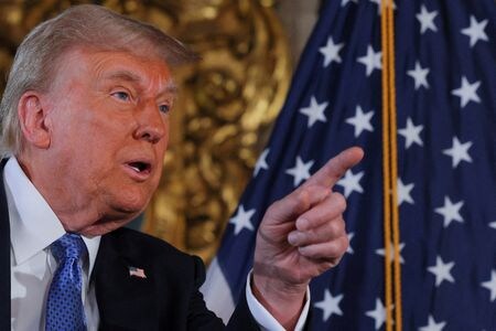 複数の大手証券会社が、米国の景気後退（リセッション）予想を後退させている。２０２４年１２月、フロリダ州パームビーチにあるトランプ米大統領の邸宅で撮影（２０２５年　ロイター/Brian Snyder）