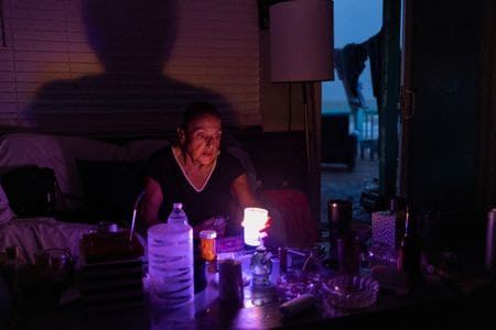 　米南部テキサス州では１１日、ハリケーン「ベリル」が４日前に直撃した影響で、１２０万を超える世帯・企業が依然停電に見舞われている。同州サーフサイドビーチで９日撮影（２０２４年　ロイター／Adrees Latif）