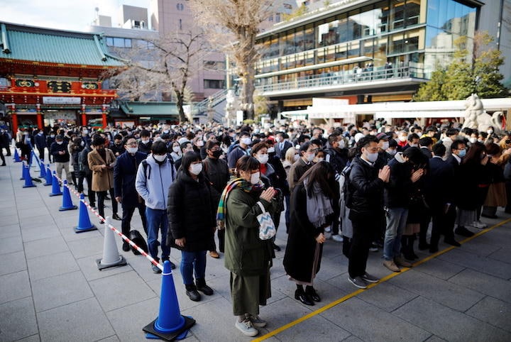 パンデミックを超長期視点で見てみると......    初詣に訪れる人々　2021年1月4日　REUTERS/Issei Kato
