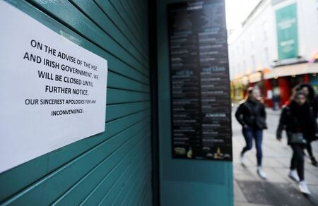 アイルランドのバラッカー首相は１６日、同国内の新型コロナウイルスの感染者が３月末までに約１万５０００人に達するとの見通しを示した。写真はシャッターを閉ざしたダブリンのバー。３月１５日撮影（２０２０年　ロイター/Lorraine O\'Sullivan）
