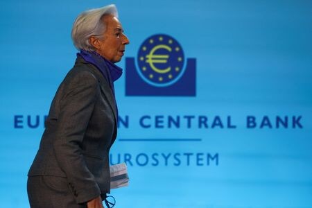 ＪＰモルガンは１５日、欧州中央銀行（ＥＣＢ）のターミナルレート（政策金利の最終到達点）予想を２．５０％から３．２５％に引き上げた。（２０２２年　ロイター／Wolfgang Rattay）