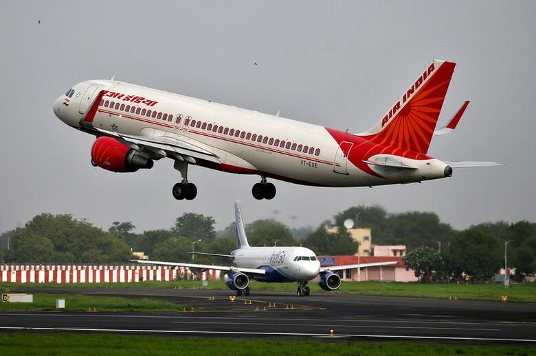 写真は離陸するエア・インディアのエアバスA320-200型機と離陸許可を待つインディゴの航空機。2017年7月、アーメダバードにある国際空港で撮影。REUTERS/Amit Dave