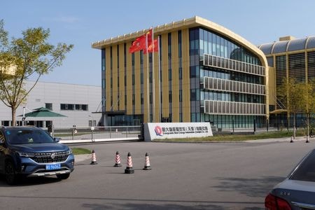 　経営危機に陥っている中国不動産開発大手・中国恒大集団の電気自動車（ＥＶ）子会社・中国恒大新能源汽車集団（恒大汽車）は３０日、初の量産を開始した。関係筋２人が明らかにした。写真は天津にある恒大汽車のＥＶ工場。１０月撮影（２０２１年　ロイター／Yilei Sun）
