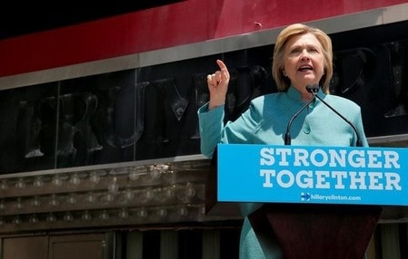 　７月６日、米大統領選で民主党候補に指名される見通しのヒラリー・クリントン氏の陣営は、支持者向けのメモで、大統領選本選で勝敗の鍵を握る州を挙げ、今後の選挙運動で特に非白人系有権者に投票を呼び掛けるよう指示した。写真はニュージャージー州アトランティックシティで撮影（２０１６年　ロイター／Brian Snyder）
